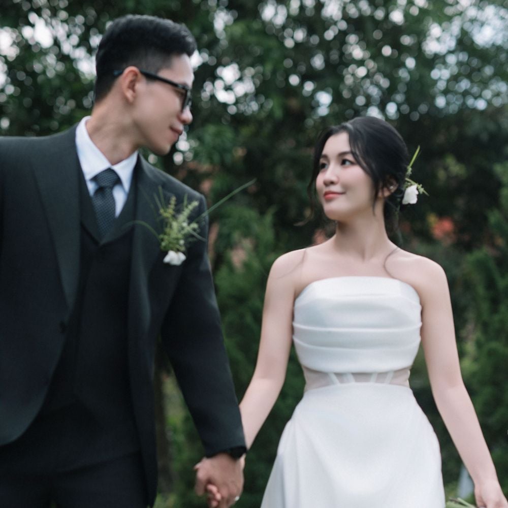 Thanh xuân của mình gói gọn trong hai chữ "chúng ta": bằng tuổi, yêu 10 năm và vẫn ở đây.